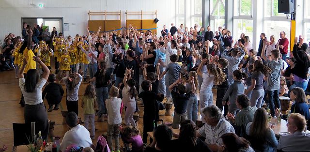 Die Kinder der Grundschule und ihre Gäste tanzen beim Trommelzauber.